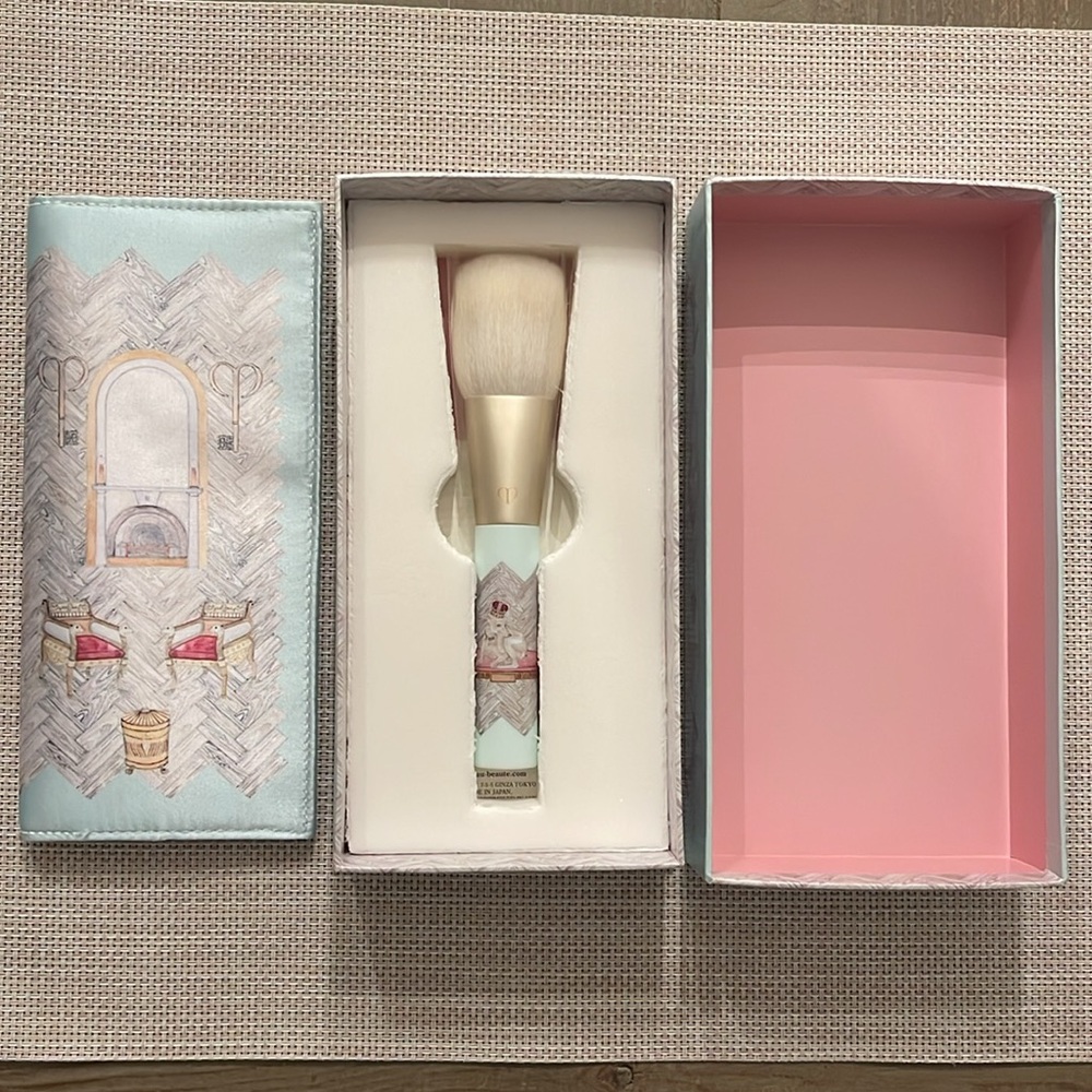 Shiseido makeup brush RARE 
GREAT GIFT IDEA!